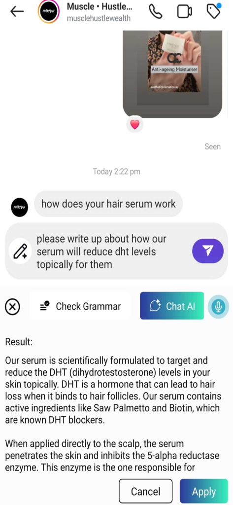 Tastiera AI che scrive una risposta professionale a una richiesta del cliente in un'app di messaggistica.