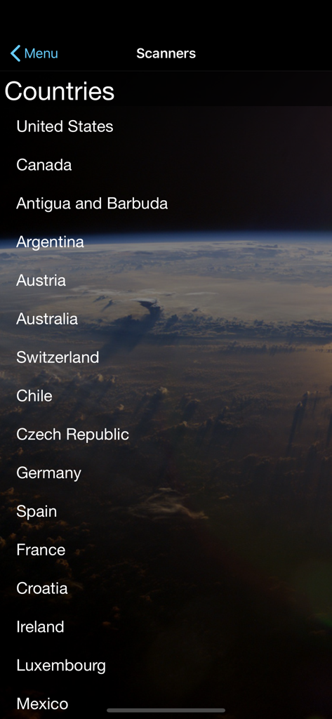 Police Scanner + - Screenshot dell'app Police Scanner che mostra un elenco di paesi disponibili per il monitoraggio radio internazionale