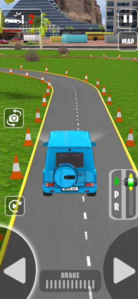 Offroad Jeep Drive : 4x4 Games - Un SUV azul conduciendo en un circuito pavimentado bordeado de conos naranjas en un simulador de conducción de precisión.