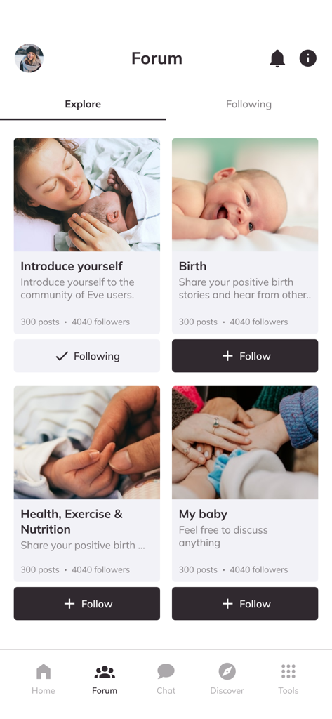 EVE - L'interface du forum communautaire de l'application de maternité EVE montrant des sujets tels que les récits d'accouchement et les conseils de santé.