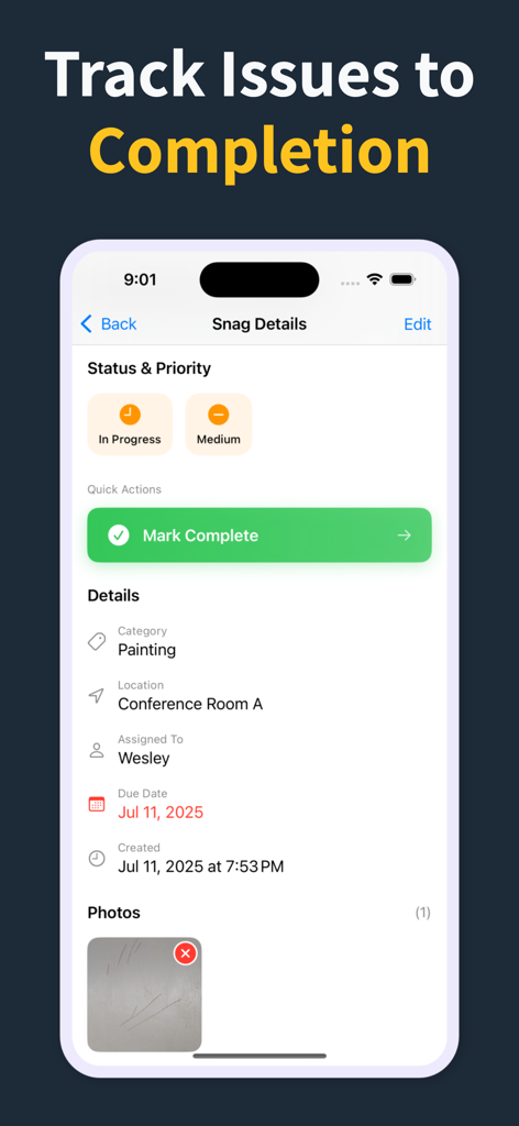 建設アプリ画面に、ステータス、優先度、担当者を含む不具合の詳細が表示されています