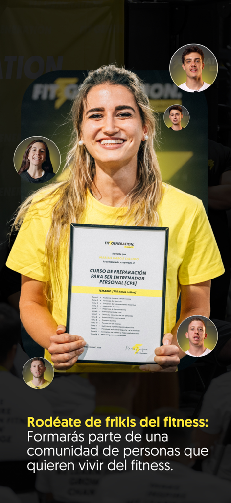 Una mujer sosteniendo un certificado de certificación de entrenador personal de Fit Generation Academy