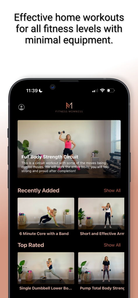 Fitness Momness - Pantalla de inicio de la aplicación móvil Fitness Momness que muestra varios videos y categorías de entrenamiento en casa.