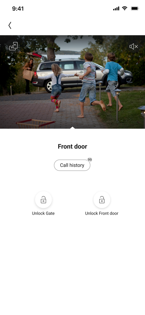 Access Control - Oberfläche der Niko Zugangskontrolle-App, die eine Live-Kameraaufnahme der Haustür und Schaltflächen zum Öffnen des Tors und der Tür zeigt