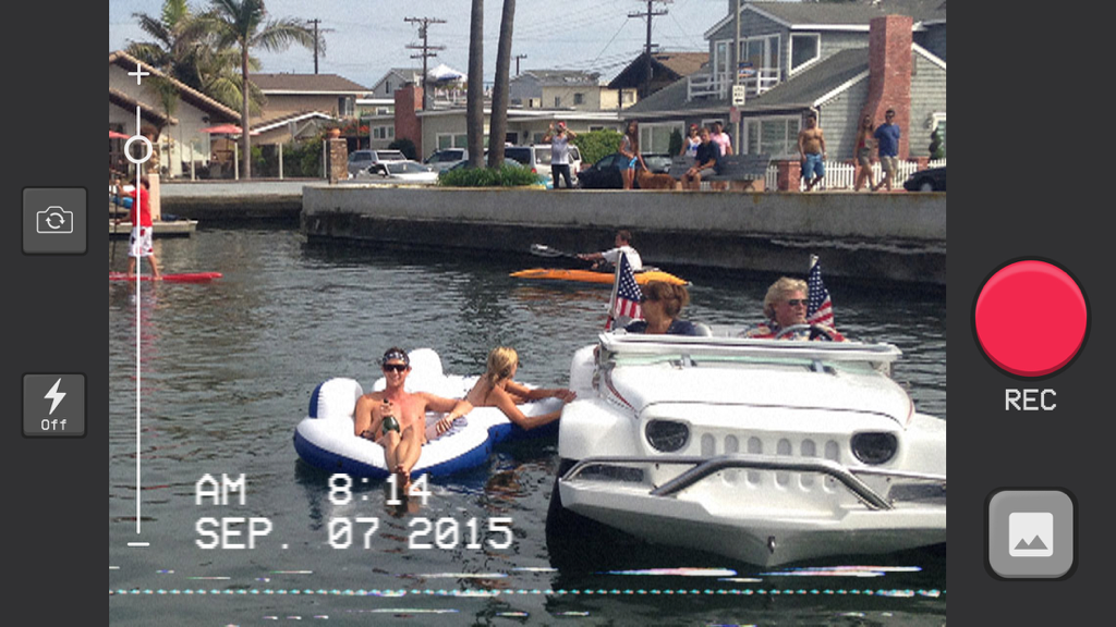 Camcorder - Record VHS Home Videos - 날짜 스탬프 오버레이가 있는 레트로 VHS 비디오 녹화를 보여주는 캠코더 앱 인터페이스