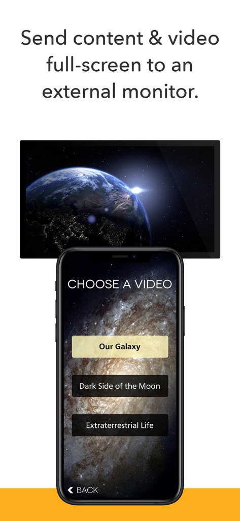 Interface de smartphone controlando conteúdo de vídeo em tela cheia em um monitor externo