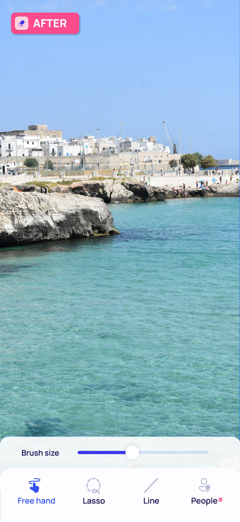 Photo Eraser - Remove Objects - Oberfläche der Photo Eraser App, die eine saubere Küstenlandschaft nach der Objektentfernung zeigt, mit Bearbeitungswerkzeugen am unteren Rand.