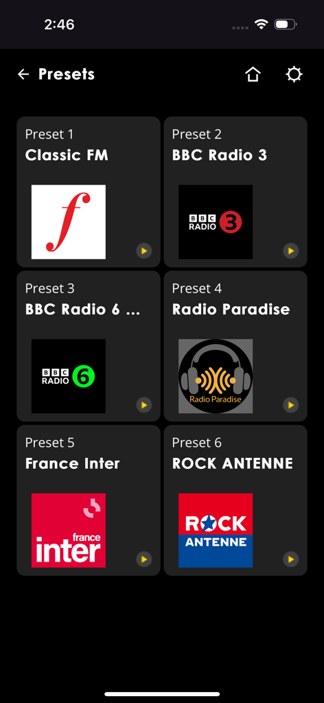 ARCAM Radia - Um ecrã exibindo uma grelha de seis predefinições de estações de rádio de internet na aplicação ARCAM Radia, incluindo Classic FM e BBC Radio 3.