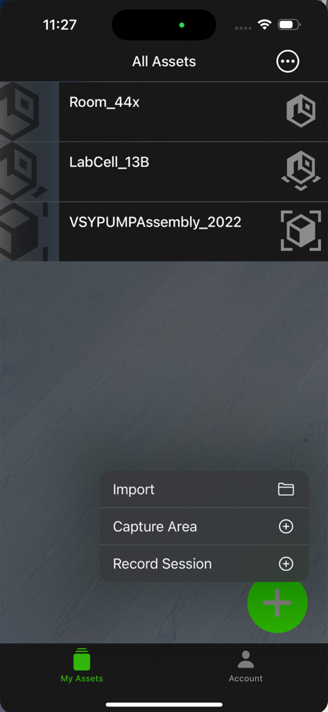 La aplicación Vuforia Creator muestra activos de RA y un menú para capturar áreas o grabar sesiones