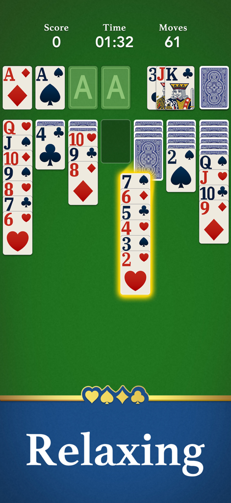 Jugabilidad de un juego de cartas clásico de solitario con un tema relajante y una interfaz limpia.