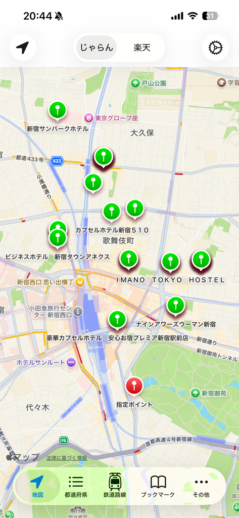 Stay Japan - 도쿄 신주쿠 지역의 사용 가능한 호텔 위치를 보여주는 Stay Japan 앱의 지도 보기