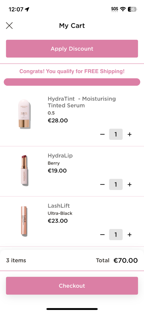 Sculpted By Aimee - La schermata del carrello dell'app Sculpted by Aimee con i prodotti di trucco e una conferma di spedizione gratuita.