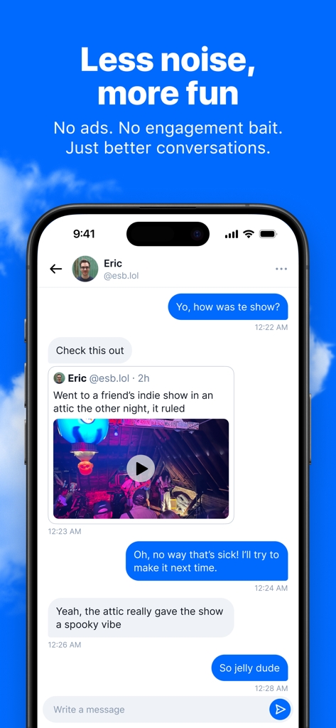 Un smartphone montrant l'interface de chat privé de l'application Bluesky Social avec des utilisateurs discutant d'un concert de musique indépendante.