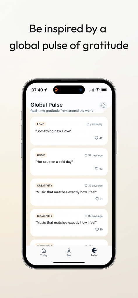 Thankabout - クリーンでミニマリストなインターフェースで、世界中の人々からのリアルタイムの感謝のエントリのフィードを示すモバイルアプリ画面。