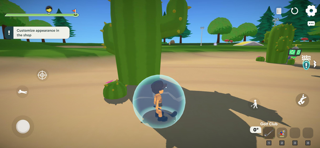 Super Battle Golf - Un personaje protegido por un escudo de burbuja azul en un campo de golf temático desértico en Super Battle Golf.