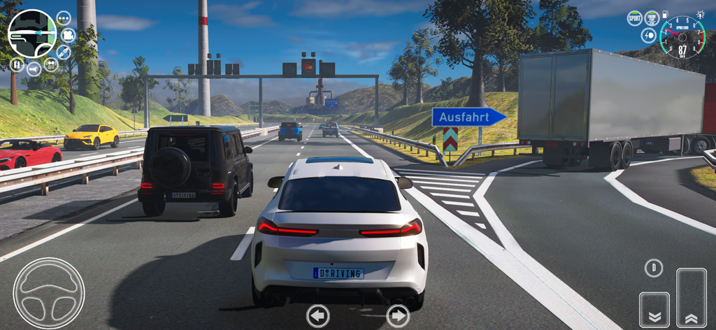 Un coche blanco conduciendo por una autopista realista con otro tráfico y una interfaz de tablero digital en Driving School Simulator EVO.