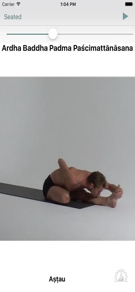 John Scott demostrando la postura Ardha Baddha Padma Paschimattanasana en su aplicación de yoga