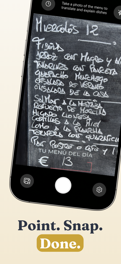 Menu Translator App - Un teléfono usando la aplicación Traductor de Menús para escanear un menú escrito a mano en una pizarra