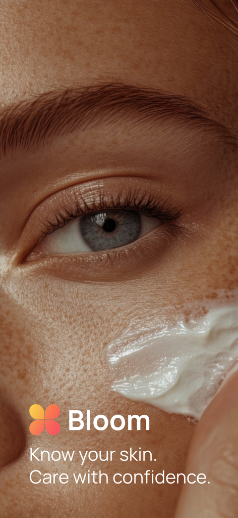 Bloom Skin - AI Skin Scanner - Primer plano de la textura de la piel con crema facial y el logotipo de la aplicación Bloom con el texto Conoce tu piel Cuida con confianza
