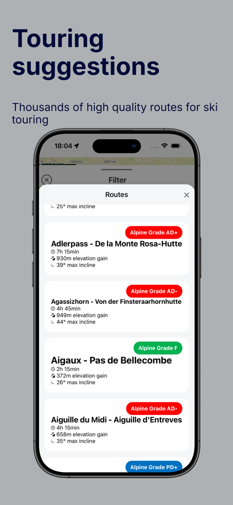 Una schermata di un'app mobile che visualizza itinerari di sci alpinismo suggeriti con dati tecnici come grado alpino, durata e dislivello.