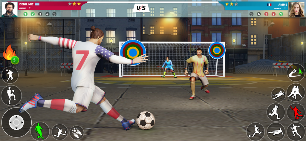 Street Soccer Cup 2026 - Un jugador se prepara para patear un balón de fútbol hacia una portería durante un partido de fútbol callejero urbano con objetivos.