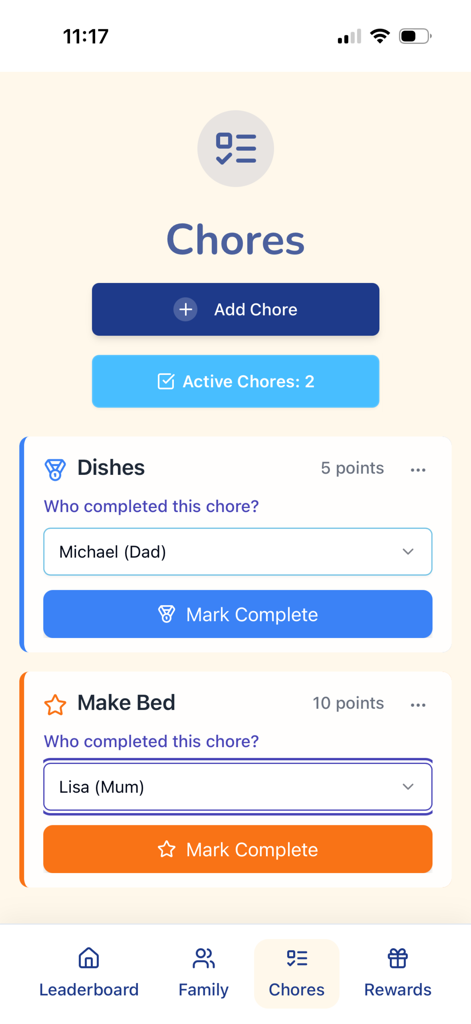 Chore Wars App-Bildschirm mit einer Liste aktiver Haushaltsaufgaben wie Abwasch und Bettenmachen, die Familienmitgliedern mit Punkten zugewiesen sind