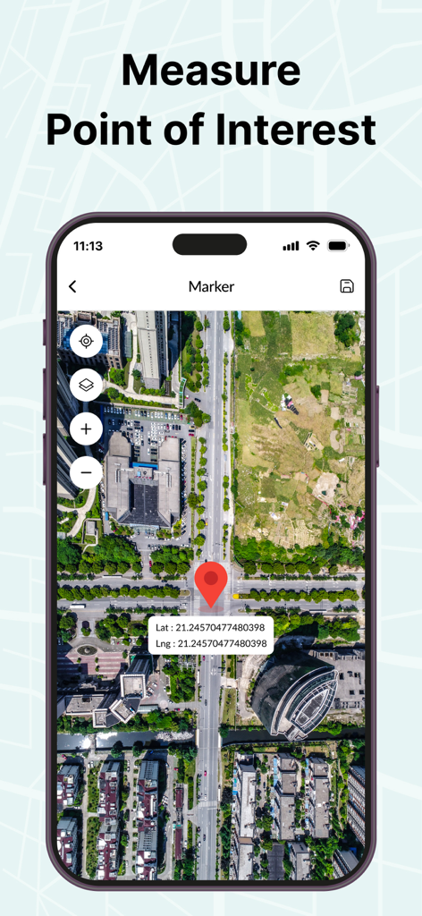 GPS Area Measure Map - Pantalla de un smartphone que muestra un mapa satelital con un marcador rojo y coordenadas de latitud y longitud para un punto de interés específico.