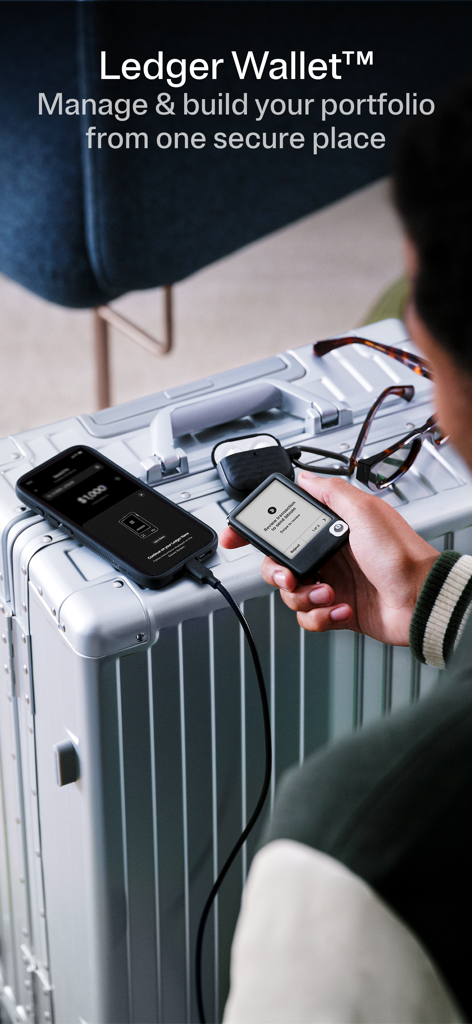 Ledger Wallet™ crypto app - 개인 키를 안전하게 보관하는 Ledger 장치에 연결된 스마트폰에서 Ledger Wallet 앱을 사용하여 암호화폐 포트폴리오를 관리하는 사람.