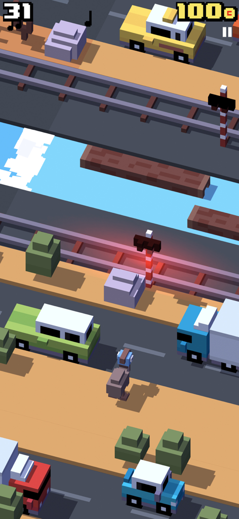 Un personaje de pájaro navegando por una concurrida carretera de arte de vóxel con coches y vías de tren en Crossy Road