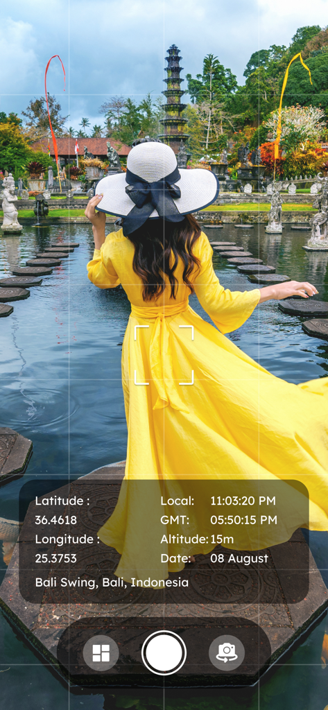 GPS Timestamp Camera - GPS Map - Una mujer con un vestido amarillo en un templo de Bali con una superposición de sello de tiempo GPS que muestra coordenadas y hora