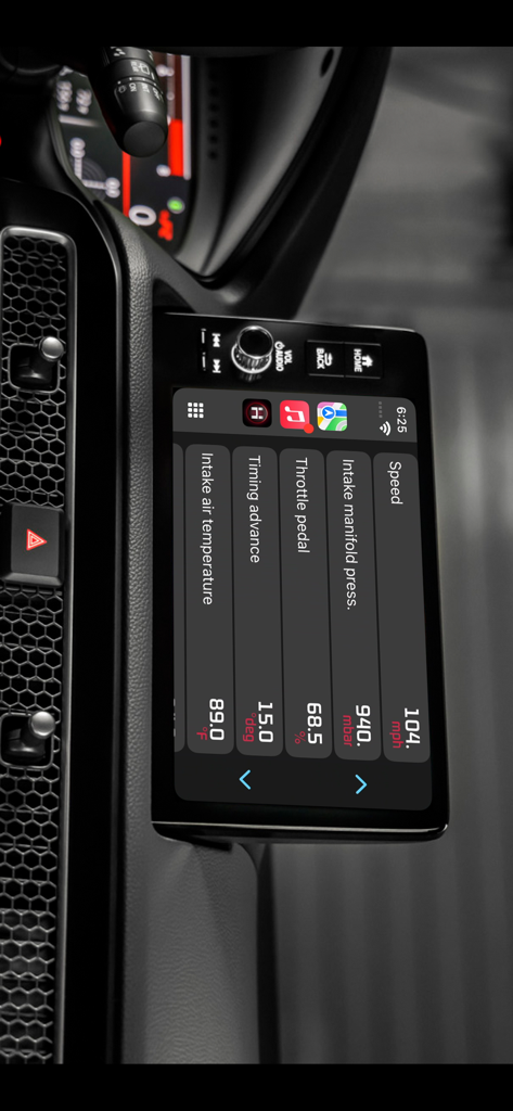 Hondata Complete - Interfaz de la aplicación Hondata Complete en la pantalla de un salpicadero de coche a través de CarPlay que muestra datos de sensores del motor en tiempo real, incluyendo velocidad y pedal del acelerador