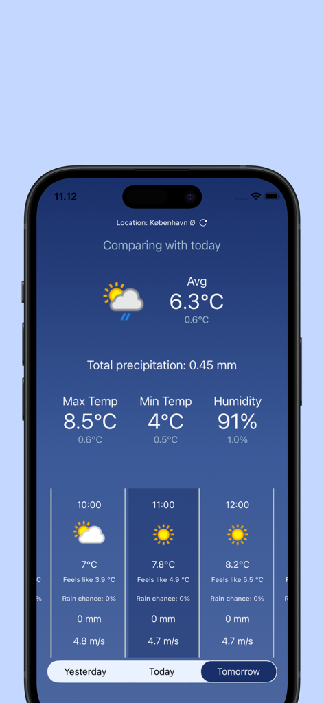Weather Wear - Pantalla de la aplicación móvil Weather Wear que muestra la comparación del pronóstico de mañana con detalles de temperatura y humedad por hora.
