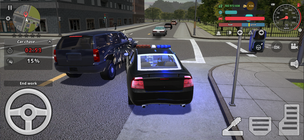 Police Cop Simulator. Gang War - シミュレーションゲームで、市街地の路上での激しい追跡中に黒いSUVに体当たりするパトカー。