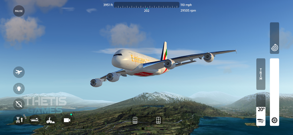 FlyWings 2018 Flight Simulator - Avión comercial de Emirates volando sobre un paisaje montañoso escénico en FlyWings 2018 Flight Simulator