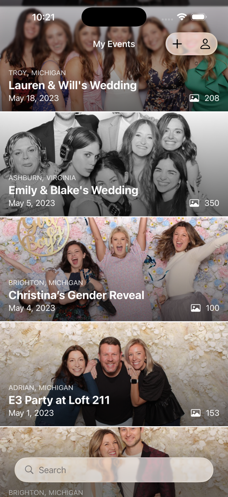 A screen showing a list of organized events like weddings and parties with photo previews in the Flassh app