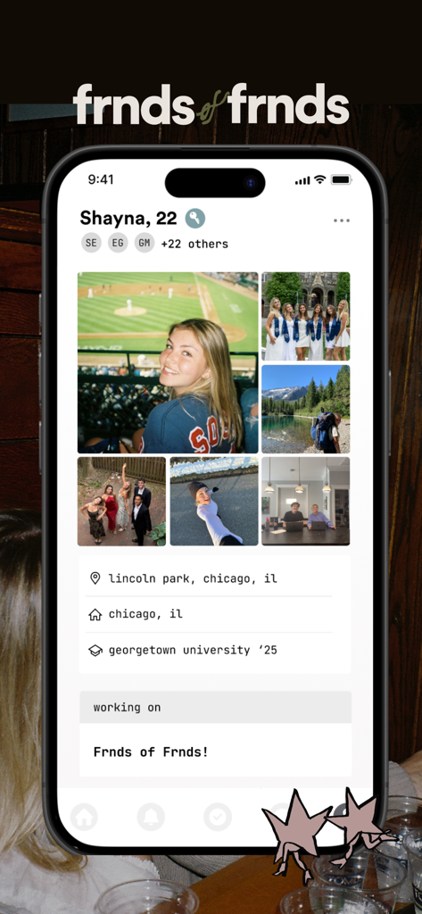 Un profilo utente per Shayna sull'app di incontri Frnds of Frnds che mostra le sue foto, la posizione a Chicago e l'educazione alla Georgetown University
