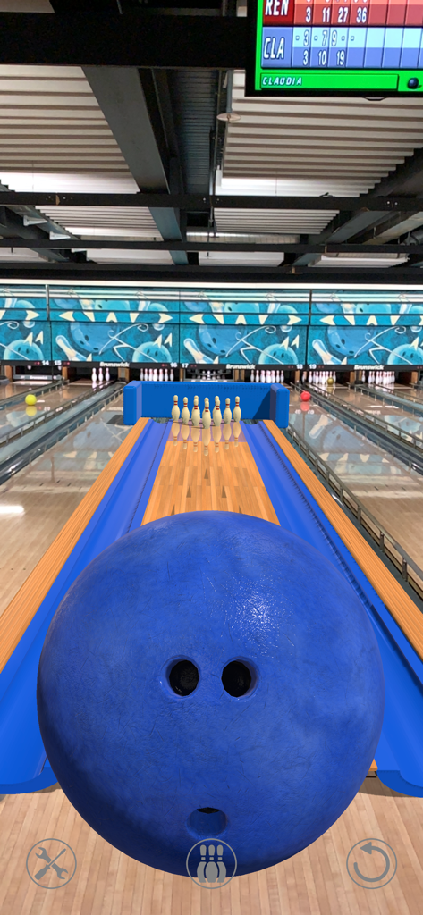 [AR] Bowling - Una bola de bolos 3D azul en una pista virtual en una aplicación de realidad aumentada