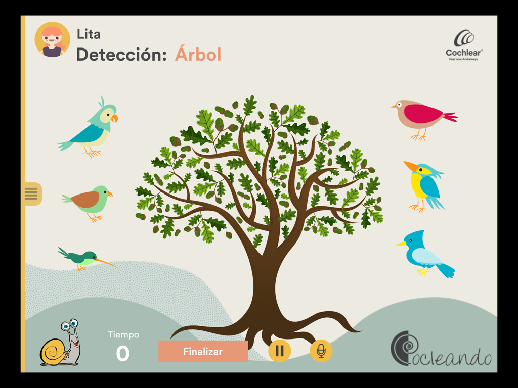 Pantalla de actividad de detección auditiva de la aplicación Cocleando con un árbol y pájaros de colores.