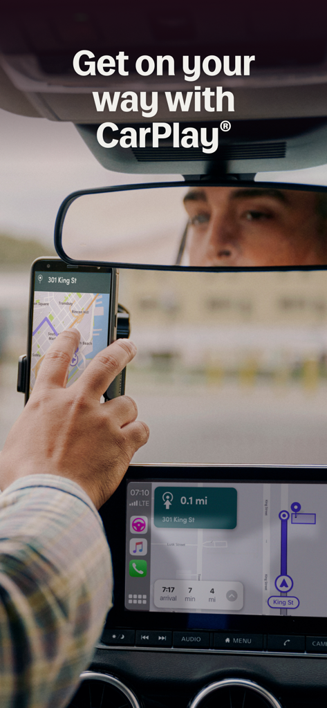 Ein Fahrer, der die Lyft Driver App über Apple CarPlay auf dem Armaturenbrett des Autos verwendet.