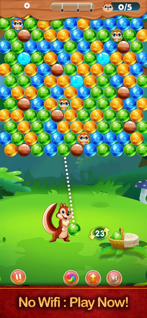 Ballon Shooter : Pop & Blast - Gameplay de Ballon Shooter Pop and Blast montrant un personnage écureuil visant une bulle vers une grille de bulles colorées dans une forêt