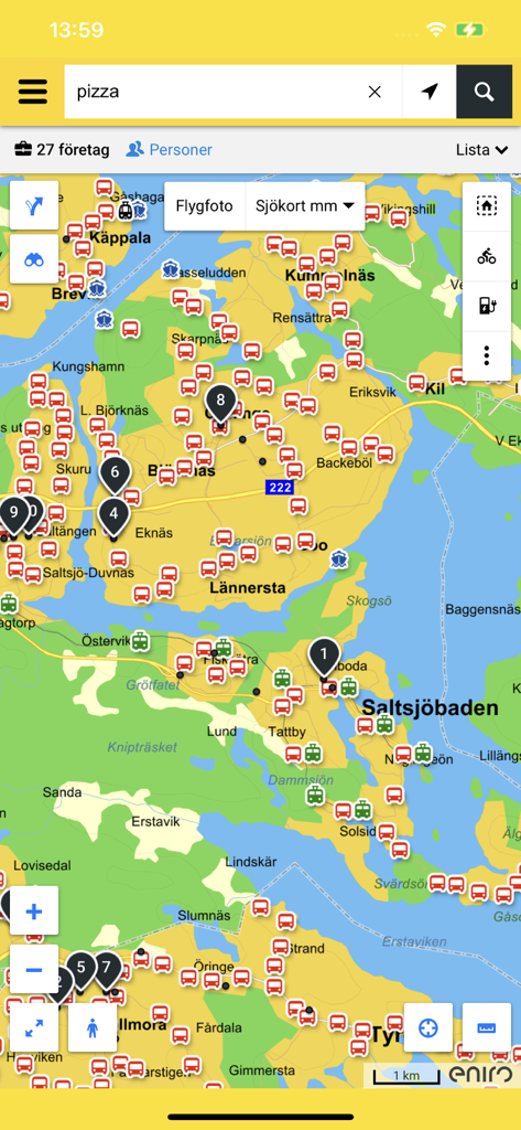 Une interface de carte dans l'application Eniro montrant divers emplacements d'entreprises et des icônes de transport public pour une recherche de pizza dans une zone côtière.