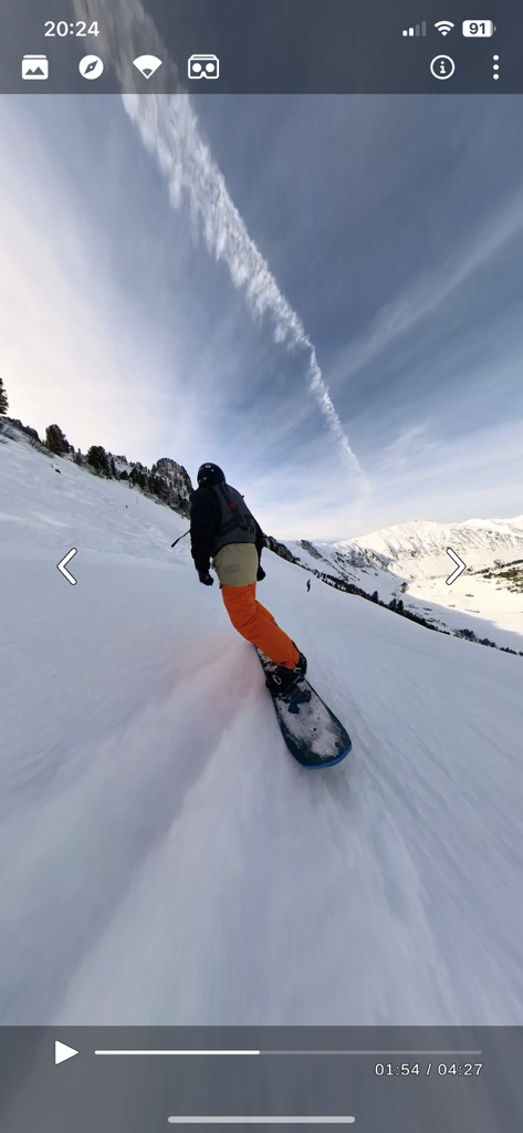 Simple 360 VR Media Player App - Escena de deportes de acción de una persona haciendo snowboard en una montaña dentro de un reproductor de medios de RV de 360 grados