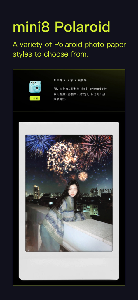 Effet photo Polaroid vintage d'une femme debout devant des feux d'artifice sur un balcon en ville.