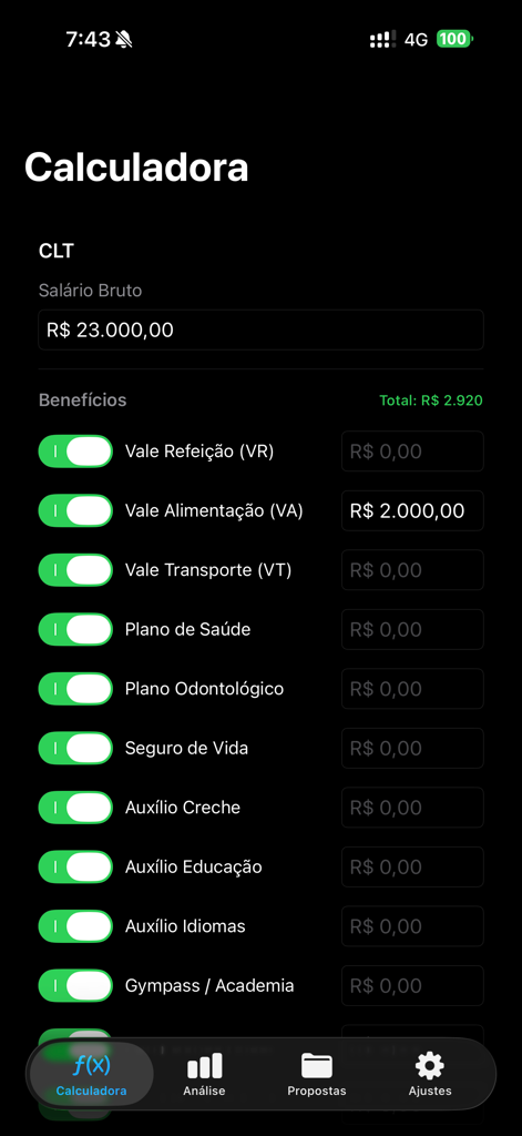 Interface do aplicativo mostrando a entrada do salário bruto CLT e várias opções de benefícios do empregado