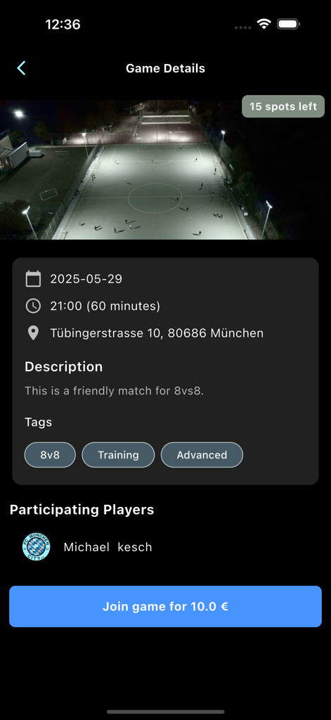 City Football App-Anzeige mit Details zu einem 8er-Fußballspiel, einschließlich Datum, Uhrzeit und Ort.