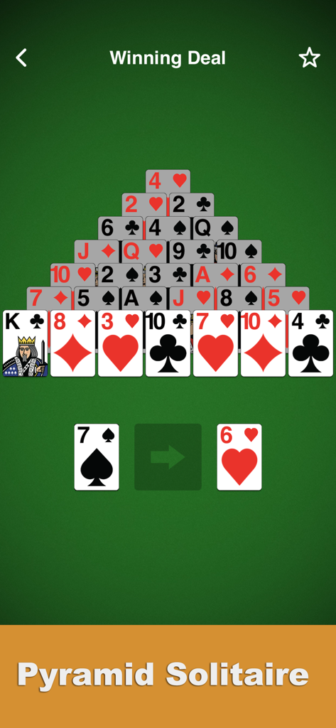 Solitaire: Classic - Interfaz del juego Pyramid Solitaire mostrando cartas dispuestas en una pirámide sobre un fondo verde.
