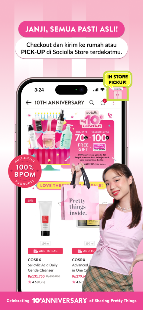 Una donna che tiene una borsa della spesa Sociolla accanto allo schermo di un iPhone che mostra prodotti di bellezza e una promozione per il 10° anniversario.