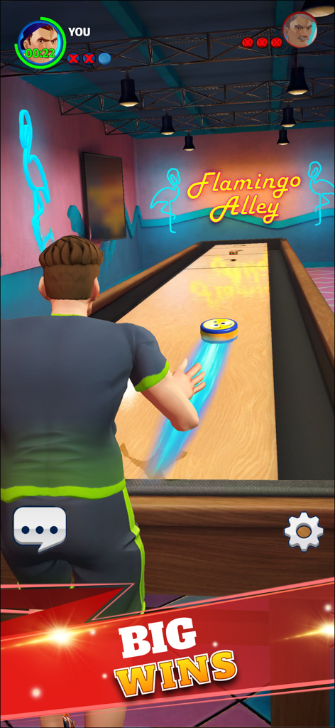 Un jugador desliza un disco con cara sonriente en la arena Flamingo Alley