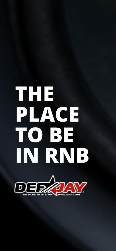DEFJAY•The place to be in RnB - DEFJAY App Willkommensbildschirm mit dem Slogan The place to be in RnB und dem offiziellen Logo auf dunklem Hintergrund