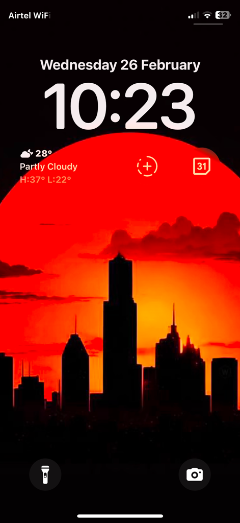 Wallpics - Live Wallpaper,Zed - Pantalla de bloqueo del iPhone con un fondo de pantalla de un horizonte urbano al atardecer en rojo de la aplicación Wallpics